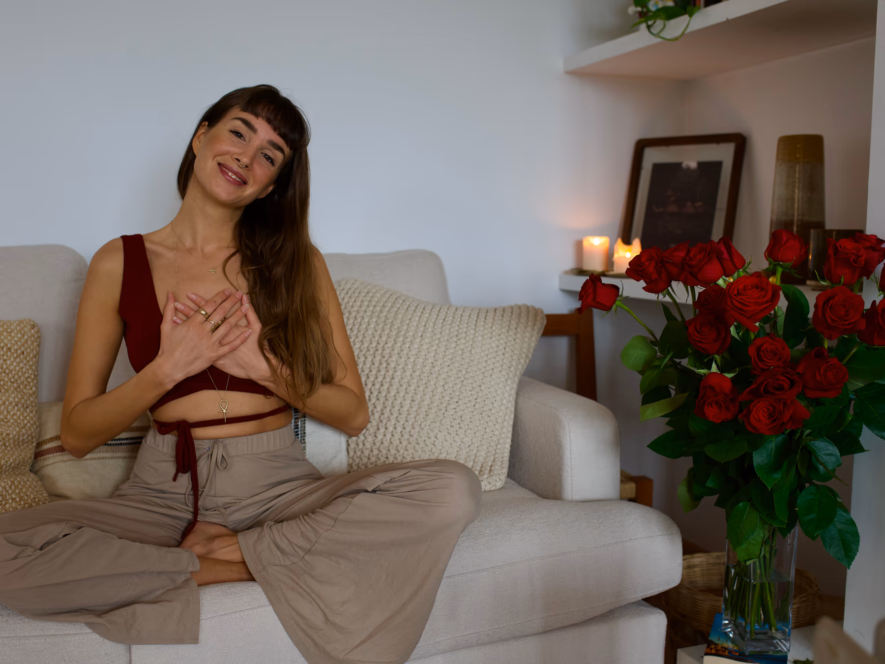 Silja auf dem Sofa zwischen Rosen